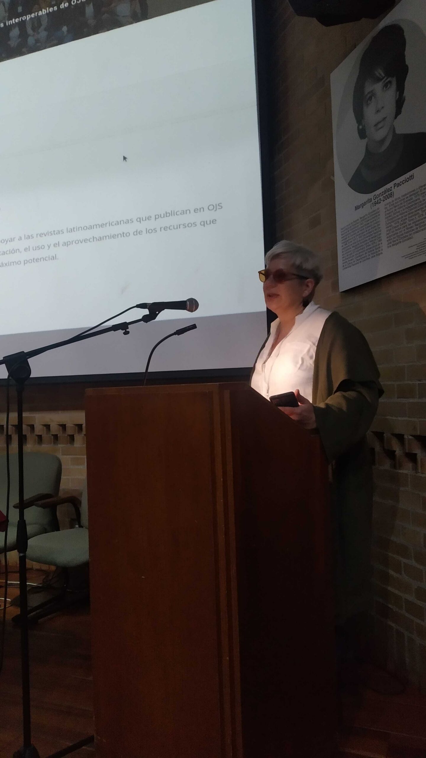 Viviana Martinovich group leader presenting results